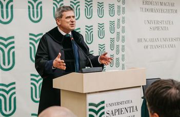 Menyhárd Attila a Sapientia Egyetem díszdoktora