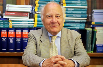 Honoris Causa Pro Scientia Aranyérmet kap Vékás Lajos